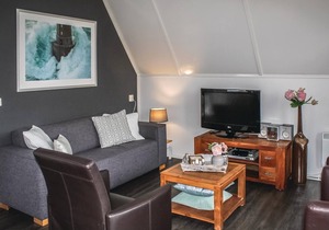 Practically furnished vacation home located on the edge of a vacation park near the Ijsselmeer (3 km