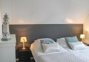 Practically furnished vacation home located on the edge of a vacation park near the Ijsselmeer (3 km