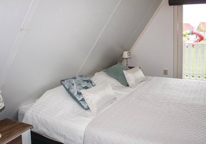Practically furnished vacation home located on the edge of a vacation park near the Ijsselmeer (3 km