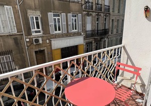 Prado Périer: Central studio near the stadium
