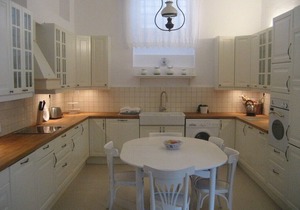 Pretty 3 bedroom house in Hydra town close to the port, no steps, pvt courtyard