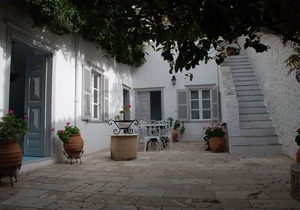 Pretty 3 bedroom house in Hydra town close to the port, no steps, pvt courtyard