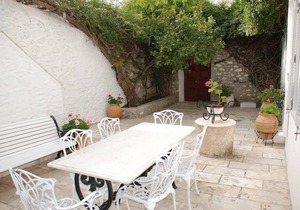 Pretty 3 bedroom house in Hydra town close to the port, no steps, pvt courtyard