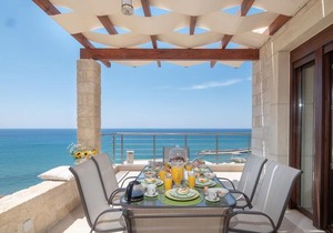 Private luxury 3bdrm Villa - Walk to beach