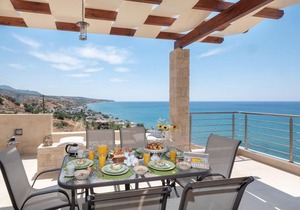 Private luxury 3bdrm Villa - Walk to beach