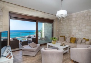 Private luxury 3bdrm Villa - Walk to beach