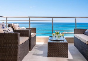 Private luxury 3bdrm Villa - Walk to beach