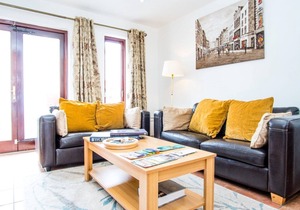 Quiet gated Family Townhouse within walking distance of all attractions