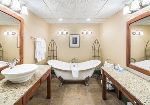 Ramada by Wyndham Thunder Bay Airlane Hotel
