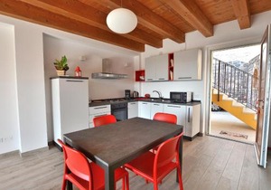 Red Apartment in Marciaga di Costermano