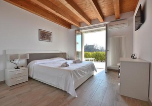Red Apartment in Marciaga di Costermano