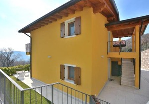 Red Apartment in Marciaga di Costermano