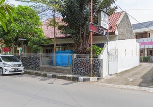 RedDoorz Near Pasar Pagi Cirebon 2