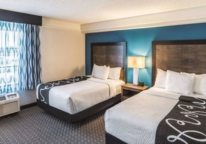 Relax and Unwind! Free Breakfast, Free Parking, Onsite Pool