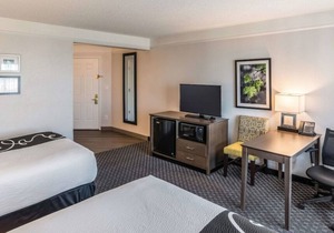 Relax and Unwind! Free Breakfast, Free Parking, Onsite Pool