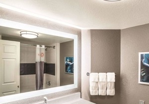 Relax and Unwind! Free Breakfast, Free Parking, Onsite Pool