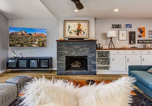 Remodeled, Open and Bright, Private Hot Tub