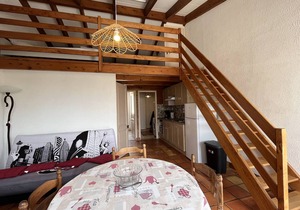 Renovated 2-Room House, 350m from Beach, Private Garden, Parking, Sleeps 4