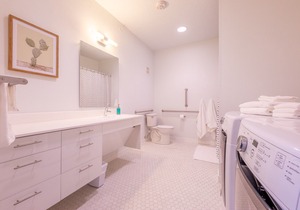 "Rosa" 2BD/2BA Downtown "Market District" Apt!