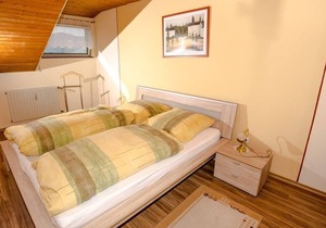 Ruhig gelegene FeWo (80qm) mit Balkon für bis zu 4 Personen