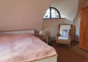 Rural charm, modern living under thatch in the old farmhouse up to 6 people
