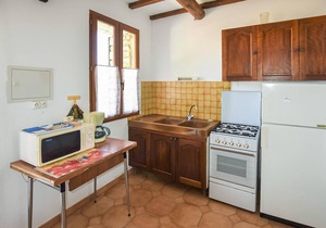Rustic holiday home with large, shared pool and mountain views, in a charming location.