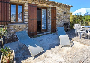 Rustic holiday home with large, shared pool and mountain views, in a charming location.
