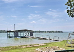 Rustic Lake Buchanan Hideaway w/ Game Room & Grill
