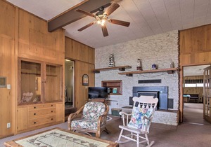Rustic Lake Buchanan Hideaway w/ Game Room & Grill