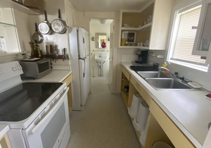 Sakonnet Point Water View Cottage With 8 Minute Walk To Idyllic Private Beach.