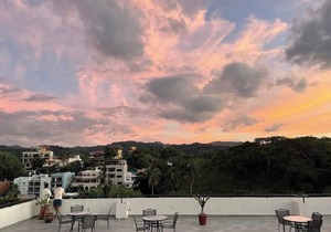 Saltwater Pool + Rooftop Terrace-Walk to Beach