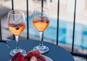 Sanders White Mountains - Vibrant Villa with Pool