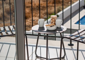 Sanders White Mountains - Vibrant Villa with Pool