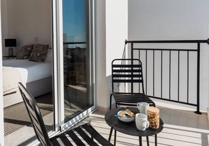 Sanders White Mountains - Vibrant Villa with Pool