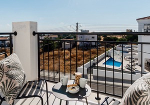 Sanders White Mountains - Vibrant Villa with Pool