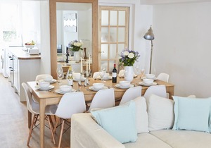 Sea Breeze, 3 bed cottage with garden & parking (sleeps 10) by MyHolidayLet