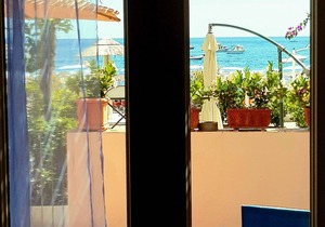Sea Suite Positano ; luxury beach escape. Relaxation and charm 50 steps from the sea.