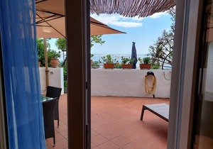 Sea Suite Positano ; luxury beach escape. Relaxation and charm 50 steps from the sea.