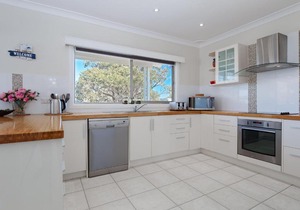 'SeaHaven', 2 Richardson Ave - Large home with Aircon, Smart TV, WIFI, Netflix & Boat Parking