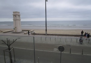 Seaside Apartment with Balcony, Close to Shops