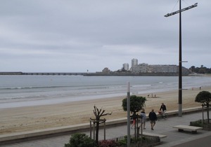 Seaside Apartment with Balcony, Close to Shops