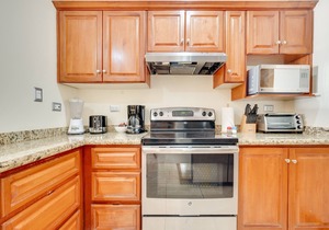 Second-floor apartment with ocean & mountain views, outdoor pool & lanai, AC