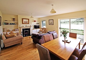 Semi-detached stone cottage, in the attractive village of Cleggan (local crabs and lobsters) a…