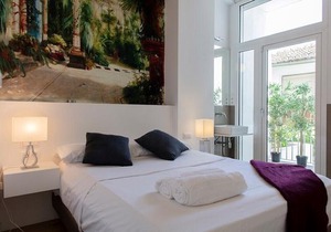 Serranos Apartment
