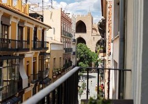 Serranos Apartment