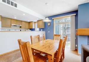Slopeside, Blue Mountain getaway with fireplace & small deck
