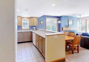 Slopeside, Blue Mountain getaway with fireplace & small deck