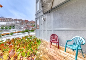 Slopeside, Blue Mountain getaway with fireplace & small deck