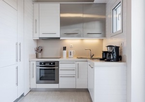 Sophisticated and spacious 3 bdrm apt in Glyfada center