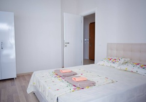 Spacious 2 bedroom apartment with big kitchen and mountain view